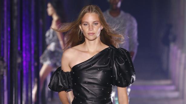 Læder er blevet en markant del af moden, ikke længere kun efterår/vinter, men hele året som her hos Isabel Marant. Foto: Getty Images