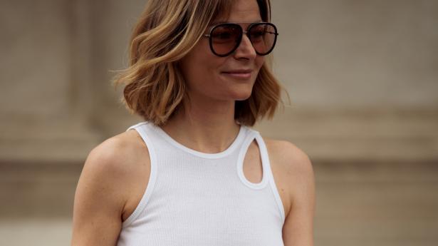 Influencer Mie Juel valgte af æstetiske grunde at gå uden bh under sommerens modeuge i København. Foto: Getty Images