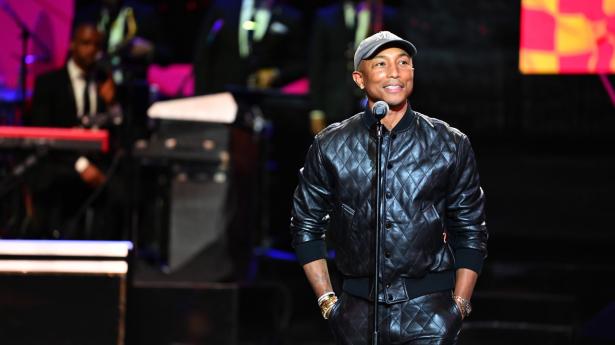 Pharrell Williams er en af de mest indflydelsesrige musikere, der står bag utallige hits som “Get Lucky”. Nu er spørgsmålet, om han kan få lige så stor indflydelse på moden, når han sætter sig i stolen som kreativ direktør hos Louis Vuitton. Foto: Getty Images