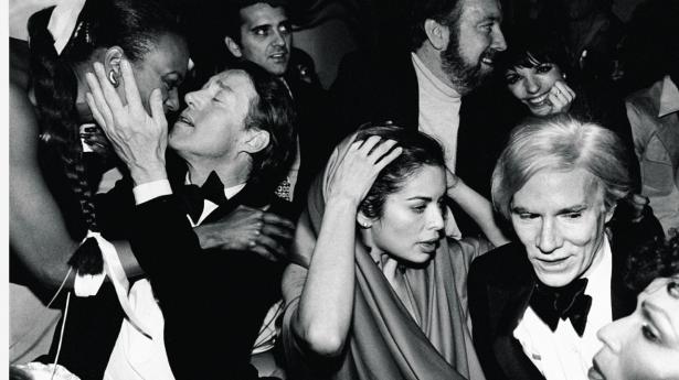 Nytårsaften på den legendariske natklub Studio 54: fra højre ser man designer Halston i et kys, Bianca Jagger, Liza Minnelli med Jack Haley Jr. og Andy Warhol.