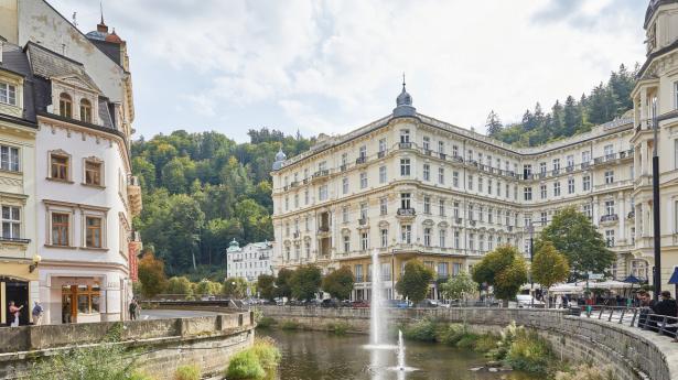 Grandhotel Pupp er det mest imponerende og eksklusive hotel i Karlovy Vary. Det var location for kasinohotellet i James Bond-filmen "Casino Royale".