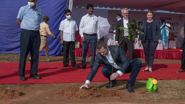 Torsdag i sidste uge tog adm. direktør Peter Pallishøj første spadestik til vindmølleunderleverandøren Baettrs første fabrik i Indien. Foto: S. Hemanath