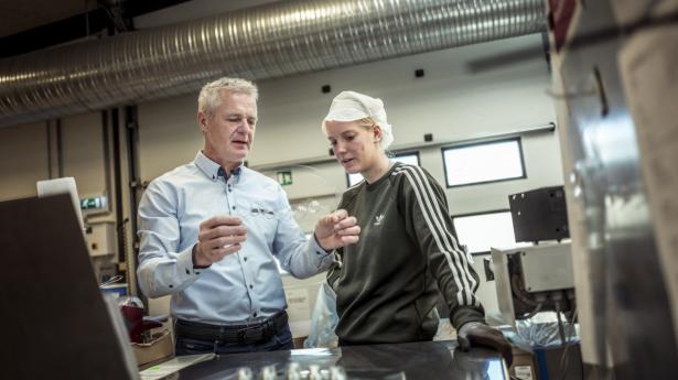 Henrik Nicolajsen (t.v.) og resten af HN Group har gode erfaringer fra medikoindustrien. De har før lavet dele til stomiposer for Coloplast. Foto: Michael Drost-Hansen