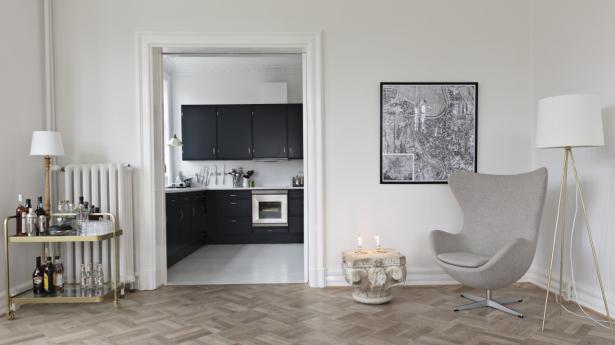 Barvogn i messing er fra Nordahl, og lampen fra Maisons du Monde. Ved siden af Arne Jacobsens Ægget står hovedet af en marmorsøjle, familien tog med hjem fra huset i Italien.