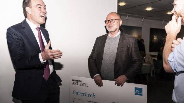 Henrik Dahl-Andersen står her med den præmiecheck, han modtog som vinder af Børsens Aktiespil i 2019. Han vandt ved at satse på biotek. Arkivfoto: Sophie Voisin