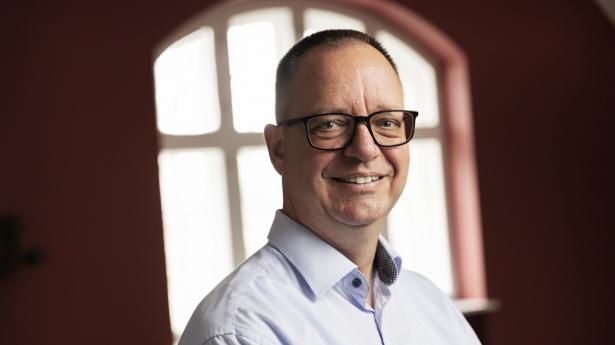Henrik Nellager, der er it-chef for Grundejernes Investeringsfond, er en af dem, der er med til at modbevise tesen om, at offentlige it-projekter altid kuldsejler på budget og tid. Sammen med tech-virksomheden Techdio er det lykkedes at skifte platformen bag Huslejenaevn.dk til aftalt tid og budget. Foto: Jacob Nielsen