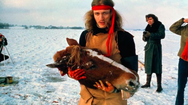 Midtfor: Et af de ikoniske fotos fra "Hesteofringen" i januar 1970. Her står en ung Bjørn Nørgaard med hovedet af hoppen Røde Fane, der endte sine dage i 400 syltetøjsglas. Arkivfoto: Jørgen Schytte