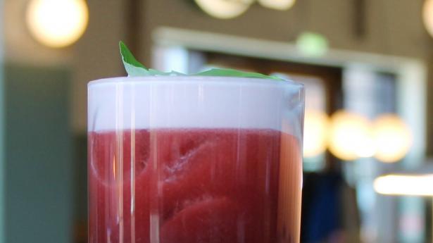 Beertail med hibiscusinfuseret vodka, lime og Guinness-sirup fra Carl’s Øl & Spisehus. Foto: Astrid Seier Ellemo