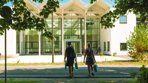 Green Solution House på Bornholm er et eksempel på, hvordan der kan bygges og renoveres på en bæredygtig måde. Green Solution House er et konferencehotel i Rønne og er samtidig en showcase på bæredygtigt byggeri. PR-foto