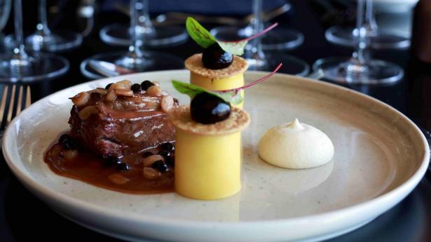 Den aktuelle menuhovedret er lammeculotte med skorzonerrødder, sprød croustillant og skysauce. PR-foto