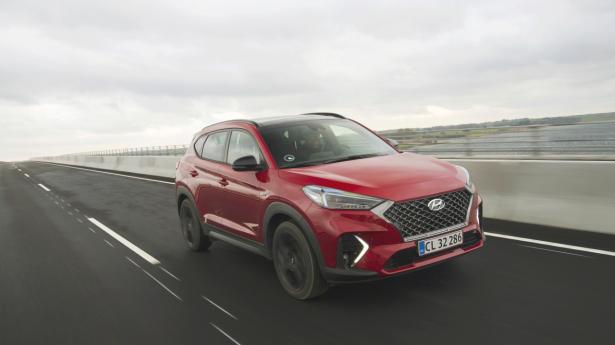 Hyndai Tucson N Line har en lille elmotor integreret i sin gearkasse, der bidrager til at sænke forbruget fra den 1,6 liters dieselmotor. Det er nu mest på papiret, men varianten har street credit, så det skal ikke ligge den til last. PR-foto