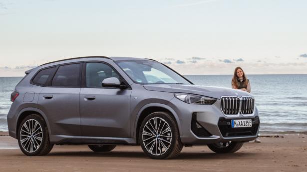 Ved det store og voldsomme Vesterhav tager den nye BMW iX1 xDrive30 sig godt ud. Man får en elbil uden overdesignede tendenser. Foto: Emma Steensen