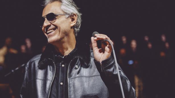 Andrea Bocelli har sunget med b.la. Plácido Domingo, Céline Dion, Michael Jackson og Ed Sheeran. 30 år efter at karrieren tog fart, kommer han nu igen til København og Herning. PR-foto: Luca Rossetti