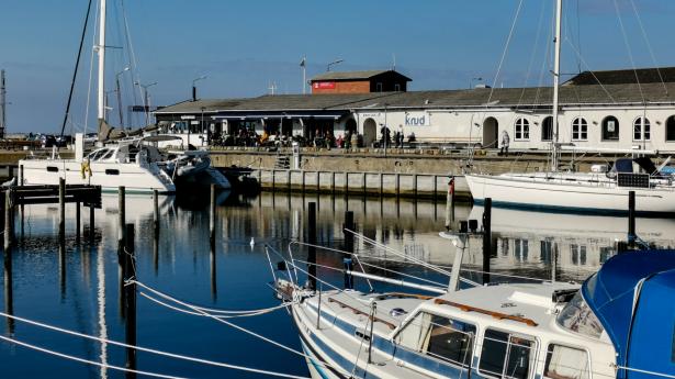 Spisehuset Knud ligger ved kajen på Hundested Havn.