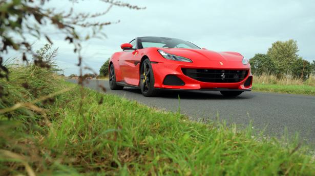 Ferrari Portofino M er en 2+2 med to små bagsæder til små børn, frontmonteret V8-motor og klaptag i aluminium. Fotos: Mathias Brandt