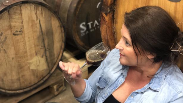 Jessica Andersen står for blandingerne på Pennylan Brewery i Allinge. Foto: PR