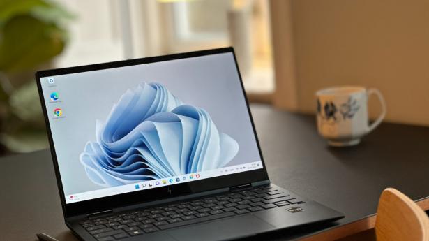 Ved første øjekast ligner Envy X360 en ganske almindelig, veludført laptop. Foto: Niklas Bahrenscheer