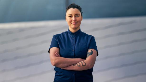 Kokken Anika Madsen har gjort lynkarriere i dansk gastronomi. Her står hun foran Salmon Eye, hvor den nye restaurant åbner. Foto: John Asle E. Hansen.