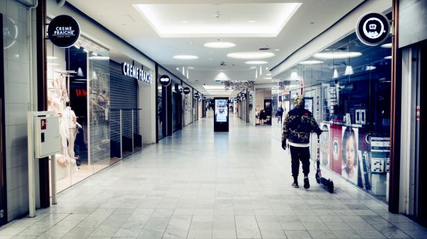 Tusindvis af butikker har siden onsdag stået tomme i danske shoppingcentre, der er blevet lukket ned i forsøget på at bremse spredningen af coronavirus. Her er det Fisketorvet i København. Foto: Jeppe Bøje Nielsen