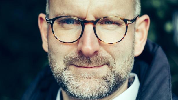 Direktør i Energistyrelsen Kristoffer Böttzauw har to store udfordringer. En faglig, idet han ansvarlig for at eksekvere politikernes klimabeslutninger. En ledelsesudfordring i en coronatid, hvor han skal integrere 150 nye medarbejdere, der arbejder hjemmefra. Foto: Jeppe Bøje Nielsen.