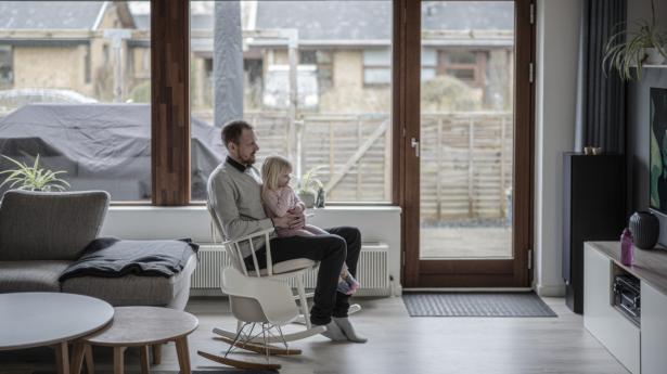 Jacob Elbæk Haahr Smidts hus steg fra energimærke D til C. Blandt andet ved, at han isolerede sit tag. Foto: Michael Drost-Hansen.