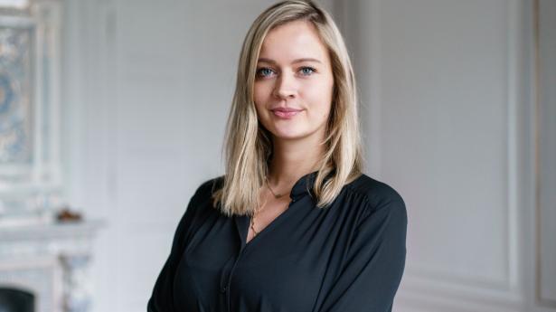 “Jeg forsøger altid selv at gå forrest med vores værdier, som bl.a. går på at hylde nørderi og have en god attitude i sin tilgang til arbejdet,” siger Julie Suhr fra Complyon. PR-foto