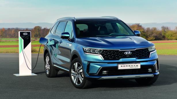 Sorento er bygget på en ny platform, som skal bruges til andre af mærkets SUV'er i fremtiden. Her er syv sæder og masser af udstyr, og med sine 481 cm er Sorento 11 cm længere end den oplagte konkurrent, Skoda Kodiaq.