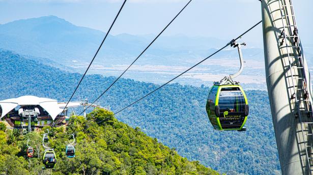 Langkawis kabelbane er verdens stejleste og løfter turisterne over 700 meter op i vejret. Foto: Mikkel Bækgaard