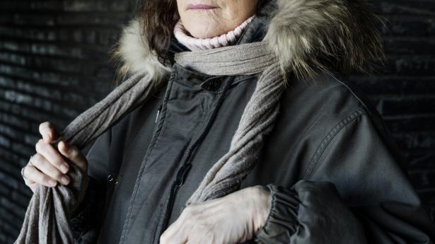 Karen-Lise Mynster, skuespillerKaren-Lise Mynster (67 år) er en af dansk teaters store skuespillerinder. Hun har været på toppen siden slut 70erne, hvor hun triumferede som Eliza i My Fair Lady og spillede med i Matador (bankassistent Ulla Jacobsen). Her mere end 40 år efter er hun stadig på toppen,og spiller lige nu justitsminister i DRs nye satsning Når støvet har lagt sig, og fra marts er hun Mutter Courage i stykket af samme navn på Det Kgl. Teater.De nyeste opgaver handler om alt det umenneskelige ved terror og krig, og jeg taler med hende om aktualiteten af disse stykker - samfundets tilstand lige nu. Samt hvordan man holder sig på toppen i så mange år. Og bevarer motivationen.Foto: Mie Hee ChristensenNB! Freelance