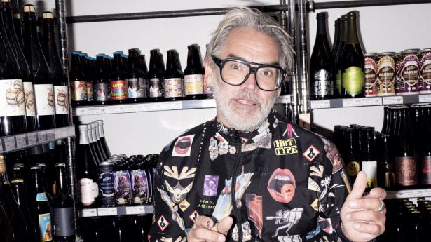 Keld Pedersen har skabt en kiosk med alle de ting, han selv holder af. Her over 30 år senere er den blevet en institution på Vesterbro. Foto: Walther Bølge