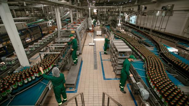 Carlsberg har været i Ukraine siden 1996 og investerer nu massivt i den ukrainske forretning. Dette er et ældre billede af produktionen i Kyiv. PR-foto: Carlsberg