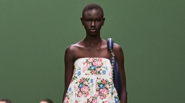 Selv en yndig blomstret kjole som her fra forår/sommer-kollektionen får et twist med sin ballonform og tilsat fodformede støvler. PR-foto