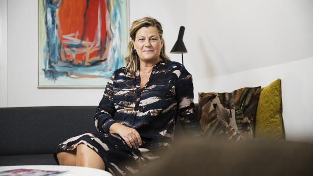 Sofaen i hjemmet er tit et godt sted at tale om formuepleje, da folk er i deres eget hjem og dermed føler sig trygge. Sydbanks private banking-afdeling servicerer kunder med en formue på 3 mio. kr. eller mere. Her hjælper man blandt andet med formueoptimering. Foto: Jacob Nielsen