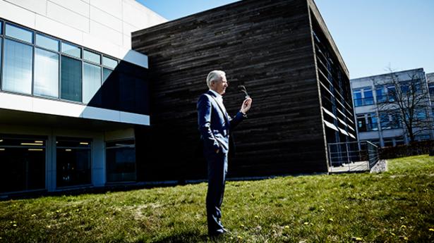 Lars Rasmussen, forhenværende topchef og nuværende formand i Coloplast, råder virksomheder til at analysere sig frem til, hvad der skaber værdi for deres forretning. På den måde kan de komme stærkere gennem coronakrisen. Foto: Magnus Møller