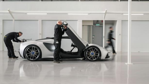 På trods af det tunge litiumbatteri i bunden angiver Lotus en køreklar vægt på relativt beskedne 1680 kg for deres nye hyperbil, der er konstrueret i ultralette materialer.