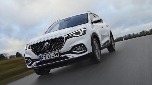 Plugin-hybriden MG EHS holder sig under den nye CO2-grænse på 50 g/km. Den blev lanceret herhjemme i januar fra 269.999 kr. Foto: Søren Juul