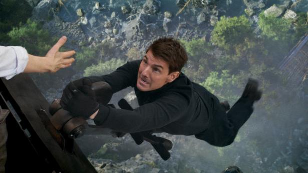 Tom Cruise udfører mange af sine stunts selv i “Mission Impossible – Dead reackoning part one”, og det er ganske enkelt imponerende. PR-foto