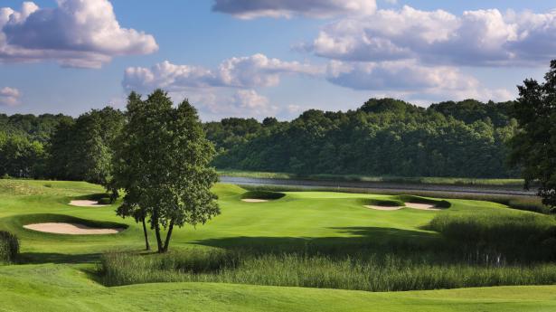 På golfbanen Modry Las er der en hel del vand i spil.