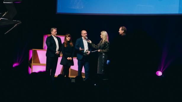 Adm. direktør Hans Atli Dahl taler her, efter at Amplexa Genetics har modtaget vinderstatuetten ved Børsens Gazellekåring for Region Syddanmark i Odense. Ved siden af (t.v.) står ansvarlig for Klinisk Genetiske afdeling, Christina Fenger, og bestyrelsesformand Johan Dahl. Foto: Peter-Emil Witt