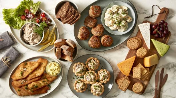 Påskefrokost ude i byen er udelukket, men mange leverer ud af huset, f.eks. Bilka der tilbyder denne frokost for 95 kr. kuverten. Foto: PR