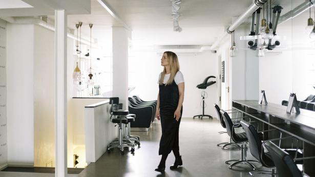 Efter tvangslukningen kæmper gazellevinderen Maria Sørensen for sit livsværk, frisørkæden My & Holger i Aalborg. 
Foto: Andreas Bang