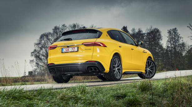 LED-baglygterne er en hilsen til Maserati 3200 GT. Diffuseren i kulfiber synes lidt skrøbelig i p-kælderen. Fotos: Søren Juul