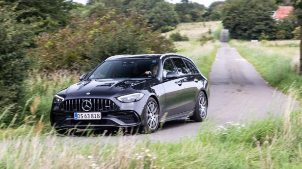 C 43 AMG har Formel 1-teknik med en lille elmotor, der spinner turboen lynhurtigt op i omdrejninger, så man kan nøjes med en firecylindret motor.