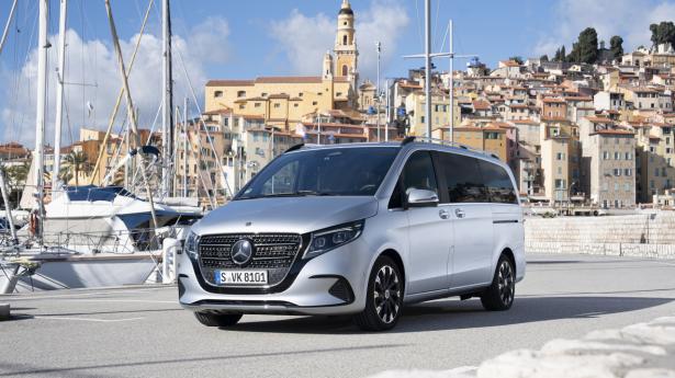 Den eldrevne EQV er de private kunders foretrukne variant. Rækkevidden er okay til hverdag, og den lydløse elektriske kørsel upper oplevelsen af komfort. Fotos: Deniz Calagan