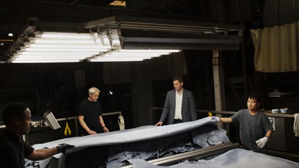 Direktør Michael Søndergaard (i baggrunden, til højre) og garverichef Mikkel Bøgelund Hansen inspicerer nogle af de 1,1 mio. huder, som Scan-Hide får ind hvert år. Foto: Maria Fonfara