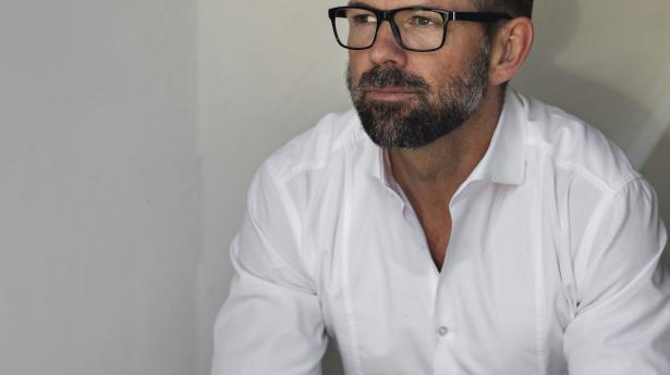“Der er brug for en løsning, der sikrer både vikarer og stabsansatte lønkompensation,” siger Mickey Maymann, adm. direktør i Danmarks største vikarbureau, Adecco.
Foto: Maria Fonfara