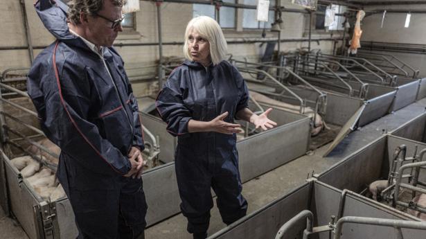 Svineproducent Berith Nissen håber, at briterne i sidste ende indgår en aftale med EU. Hun havde forleden besøg af Morten Helveg-Petersen, R, som sidder i Europa-Parlamentets brexitgruppe og følger forhandlingerne tæt. Foto. Michael Drost-Hansen