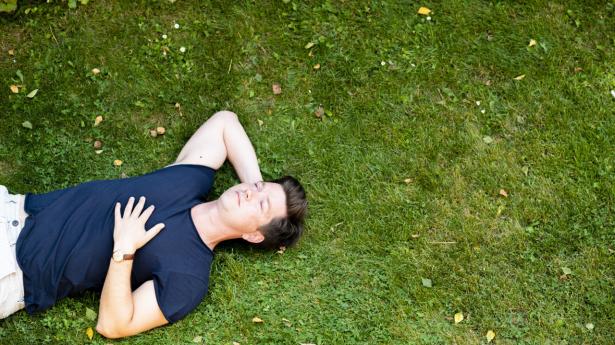 “Folk tror, jeg laver en hel masse og er meget aktiv, fordi jeg har skrevet en populær bog og er synlig på de sociale medier, men i virkeligheden er jeg ekstremt doven,” siger Morten Münster, der i dag lever som foredragsholder, forfatter og konsulent. Foto: Andreas Vinther