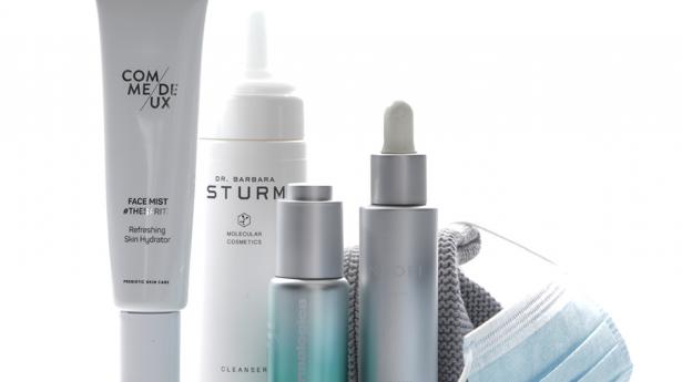 Fugtmættende ansigtsmist fra Comme Deux til 179 kr., mildt renseskum fra Dr. Barbara Sturm til 440 kr., lindrende natolie med antiinflammatorisk salicylsyre og A-vitamin fra Dermalogica til 675 kr. og let, barrierebeskyttende ansigtsserum fra Nuori til 1295 kr. Foto: Jens Peter Engedal