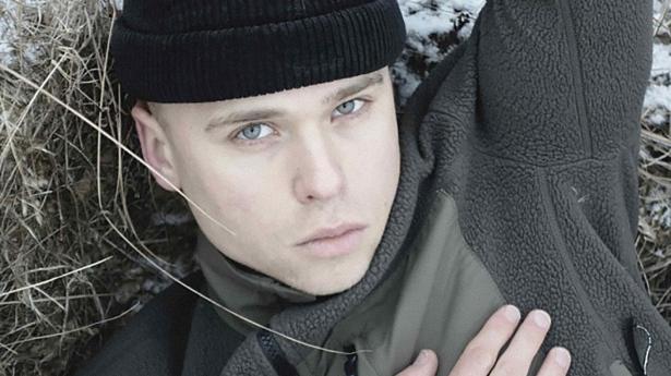 Øverst th.:Victor Boy Lindhoms seneste digtsamling er skrevet “i en tid, hvor det, vi kalder naturen, er i evig forandring“. Pressefoto: Peter N. Christensen